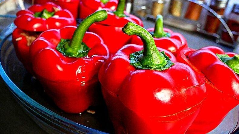 You can diversify the second day of the 6 petals diet with red peppers stuffed with vegetables